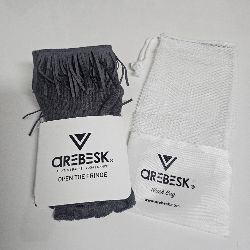 Arebesk Open Toe Fringe Grip Socks + Wash Bag (Set)